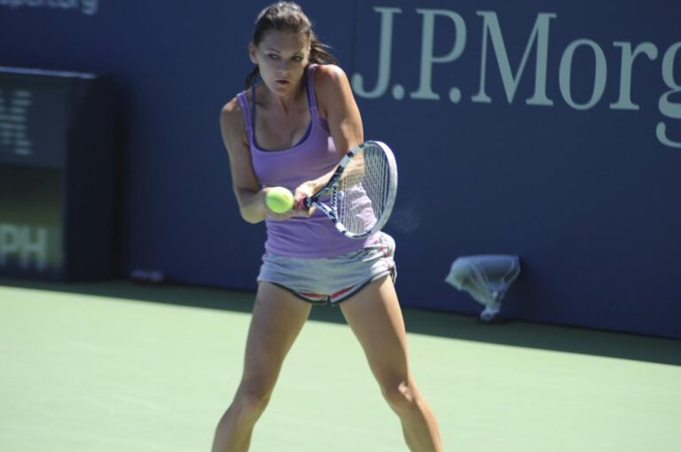 Radwanska_Crop_01